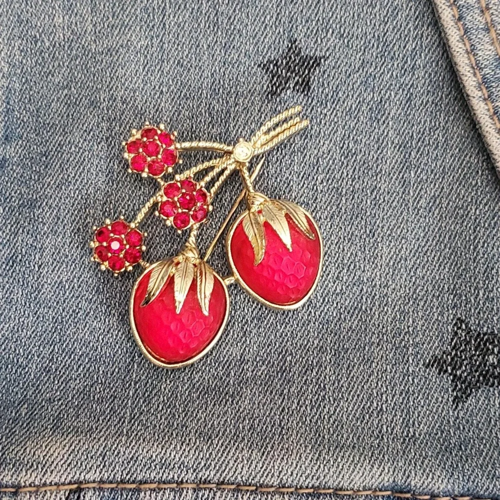 Sarah Coventry Vintage Red Strawberry Rhinestone Brooch Gold Tone Fruit Pin